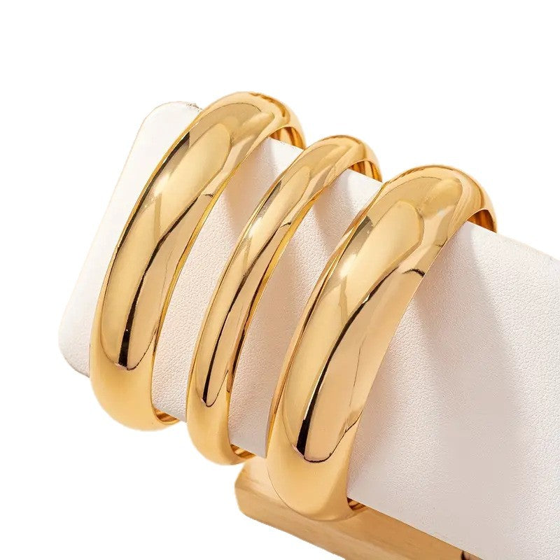 Exaggerated Round Plain Bracelet For Women In Gold Metal Featuring Electroplated Finish