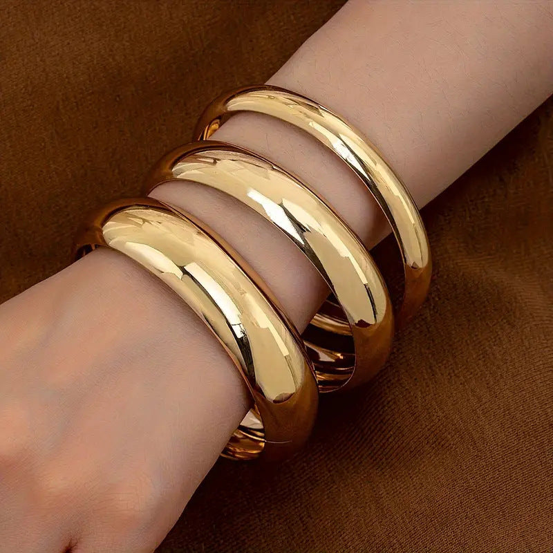 Exaggerated Round Plain Bracelet For Women In Gold Metal Featuring Electroplated Finish