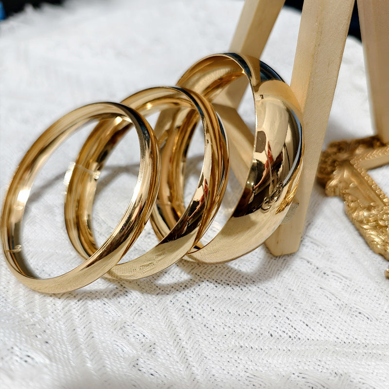 Exaggerated Round Plain Bracelet For Women In Gold Metal Featuring Electroplated Finish