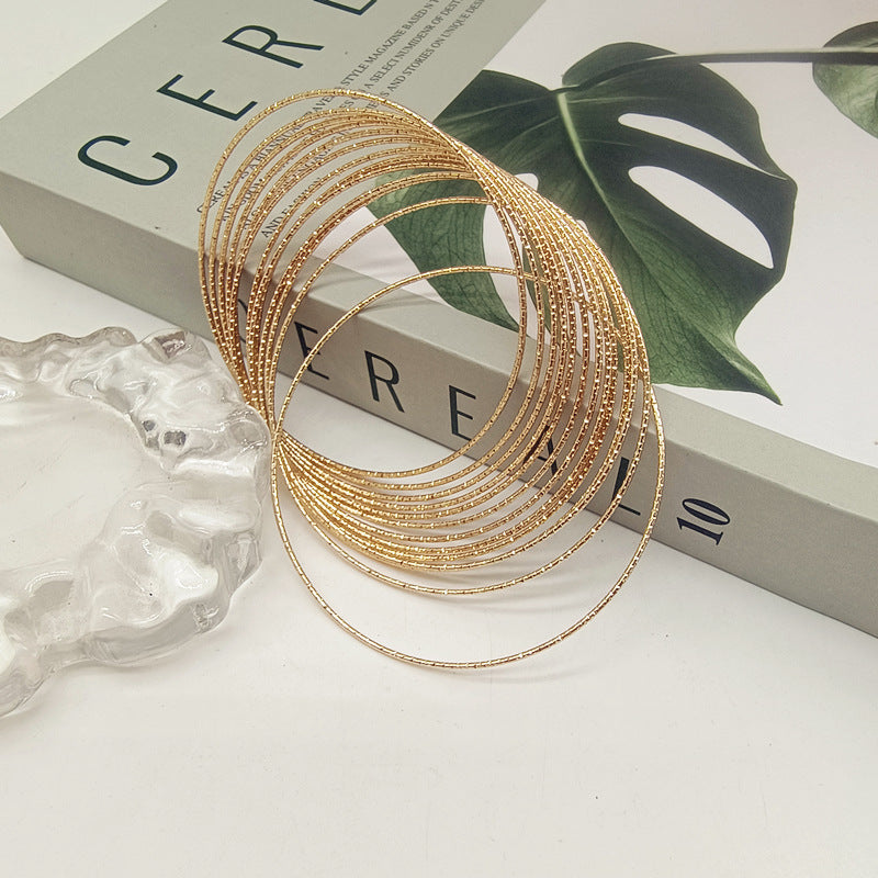 Star Pattern Electroplated Metal Wristband In Gold, Simple Style For Women