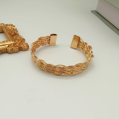Retro Gold Metal Twist Braid Bangle For Women, Stylish And Elegant Accessory