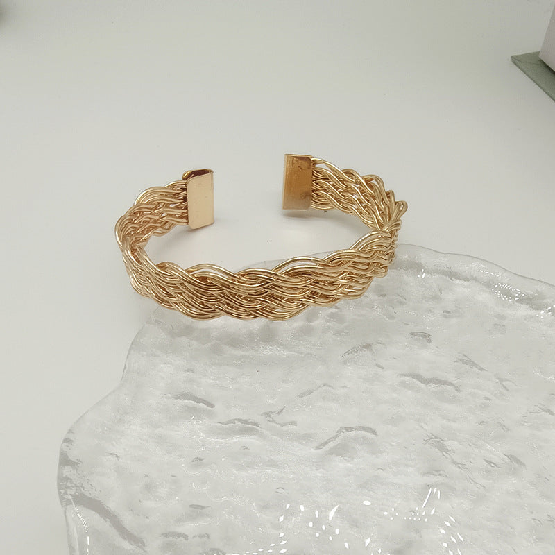 Retro Gold Metal Twist Braid Bangle For Women, Stylish And Elegant Accessory