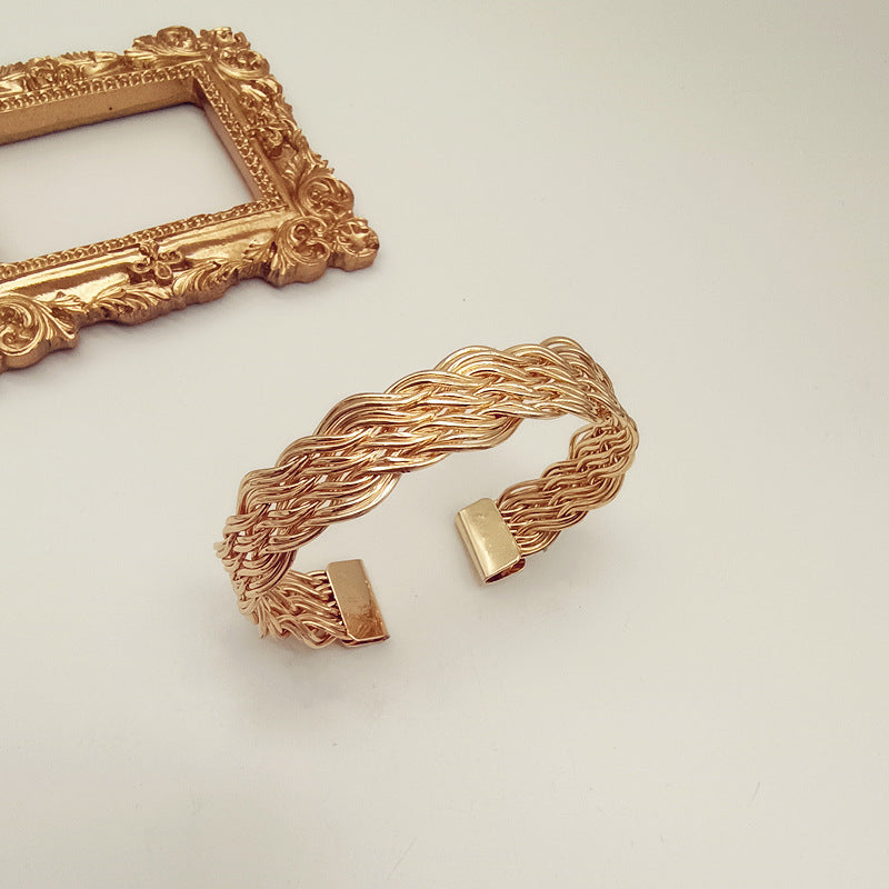 Retro Gold Metal Twist Braid Bangle For Women, Stylish And Elegant Accessory