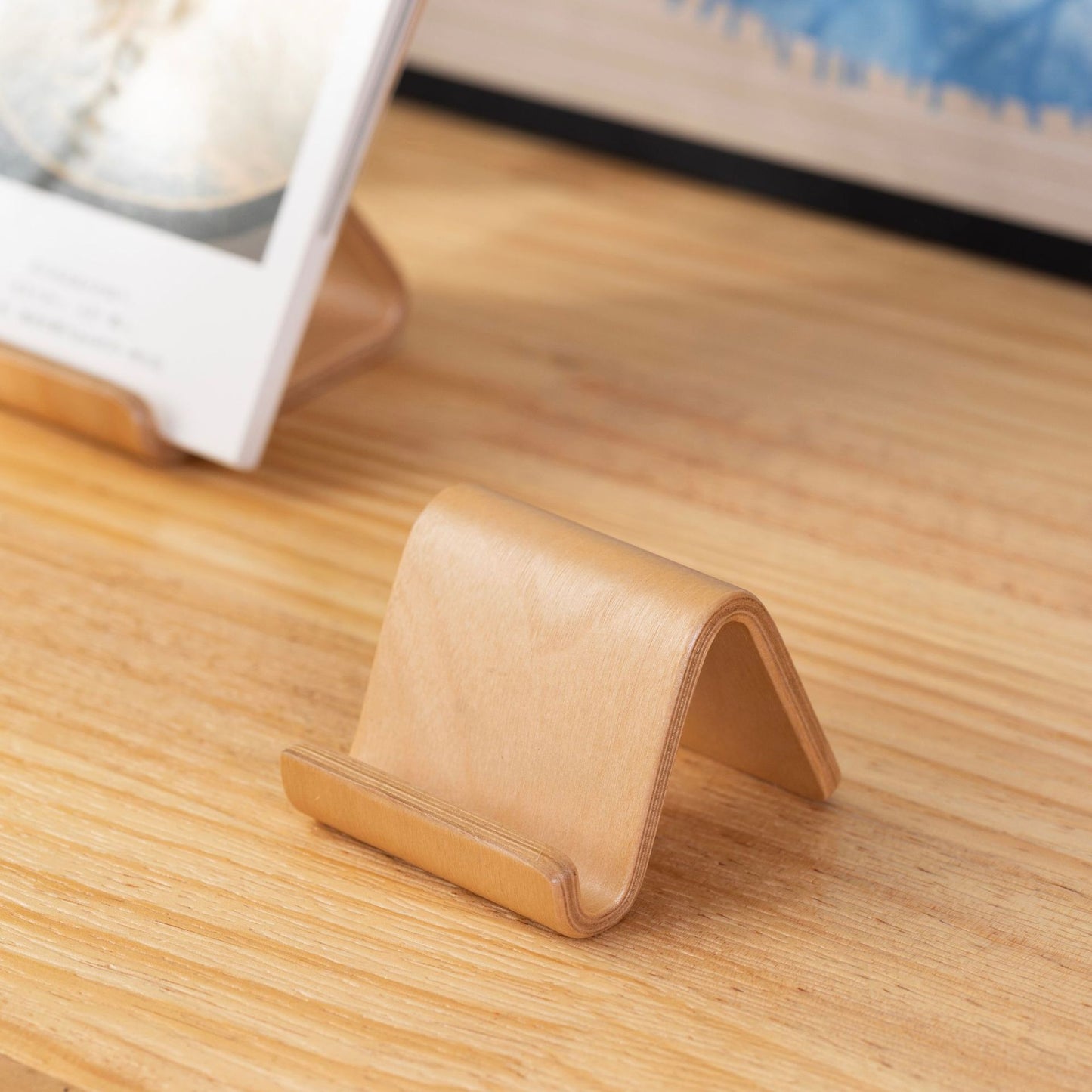 Simple Style Portable Desktop Phone Stand Made Of Wood, Ideal For Convenient Phone Viewing