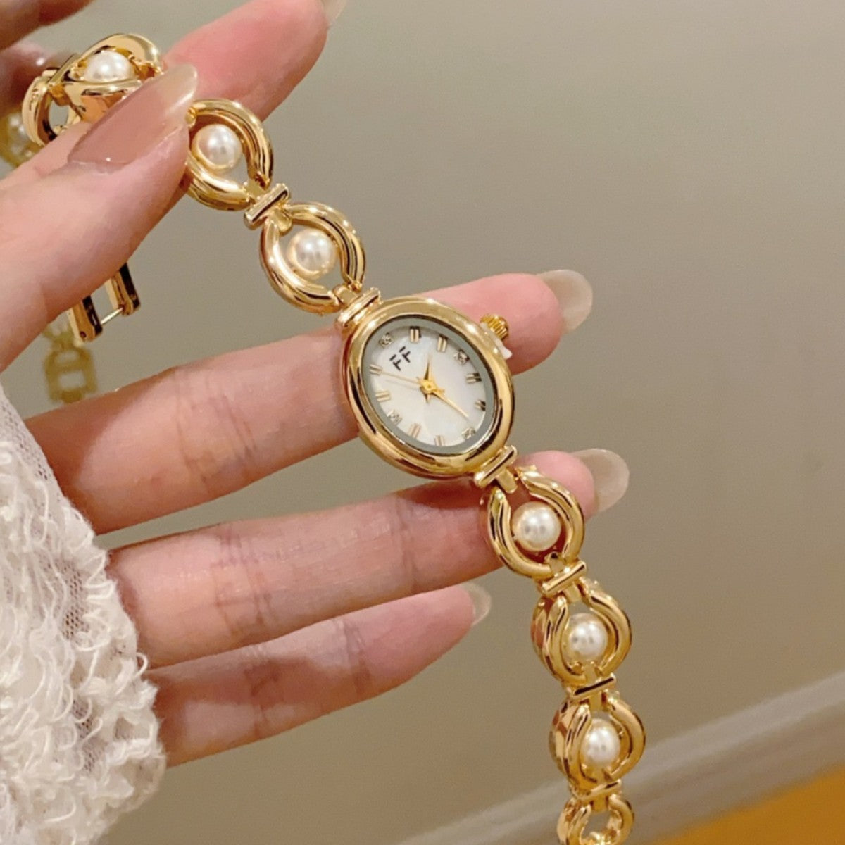 Women's Oval Dial Quartz Watch With Alloy Strap Featuring Ordinary Glass Mirror And Pointer Display