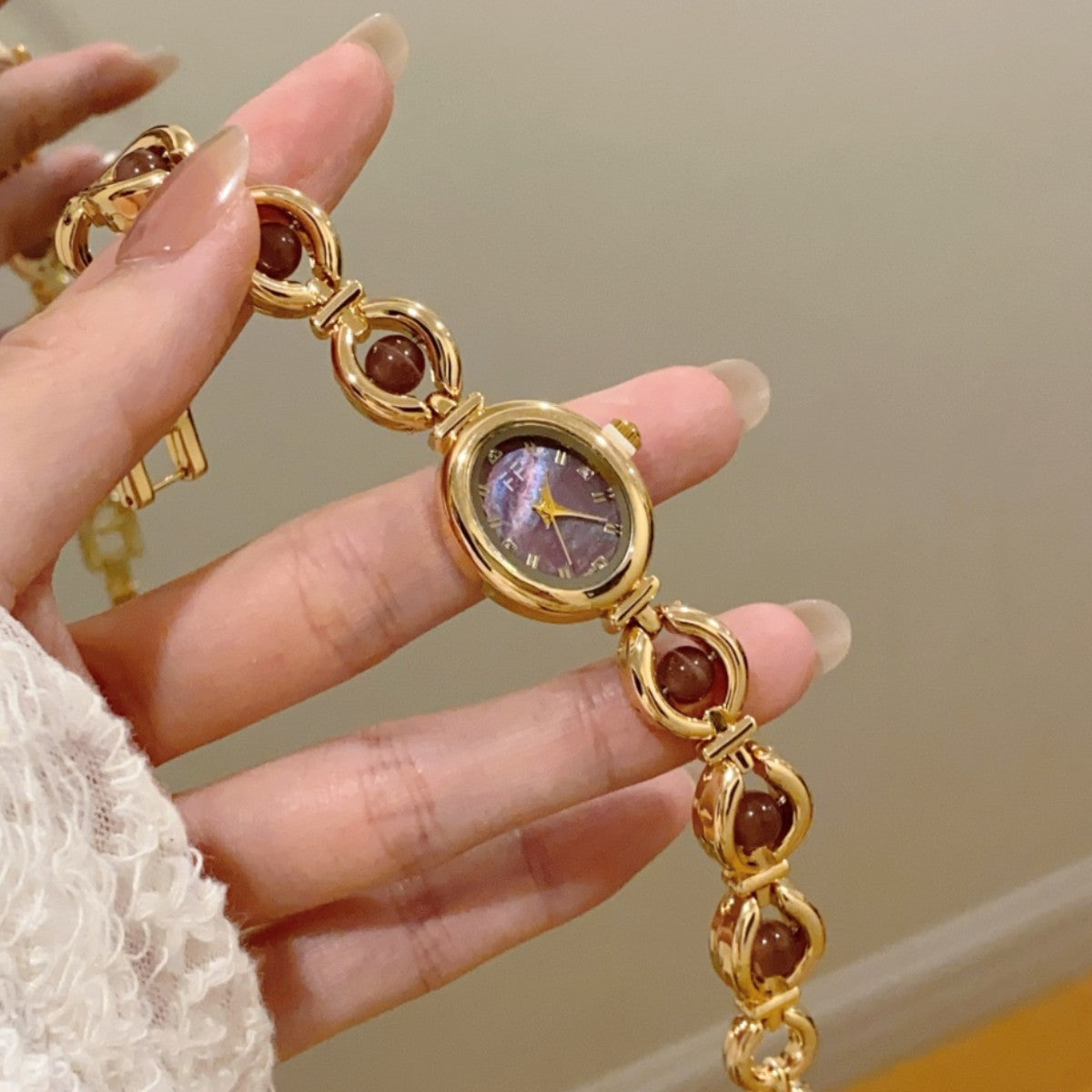 Women's Oval Dial Quartz Watch With Alloy Strap Featuring Ordinary Glass Mirror And Pointer Display