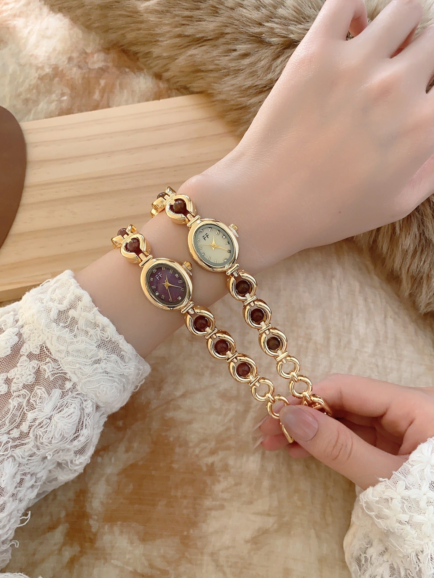 Women's Oval Dial Quartz Watch With Alloy Strap Featuring Ordinary Glass Mirror And Pointer Display