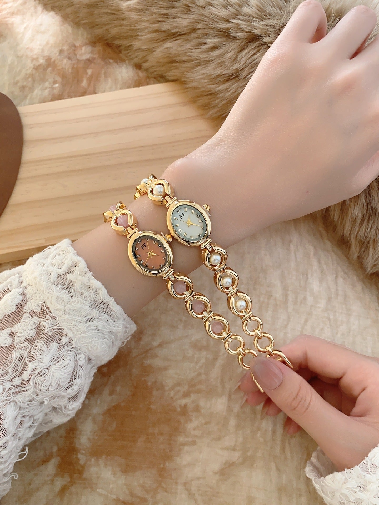 Women's Oval Dial Quartz Watch With Alloy Strap Featuring Ordinary Glass Mirror And Pointer Display