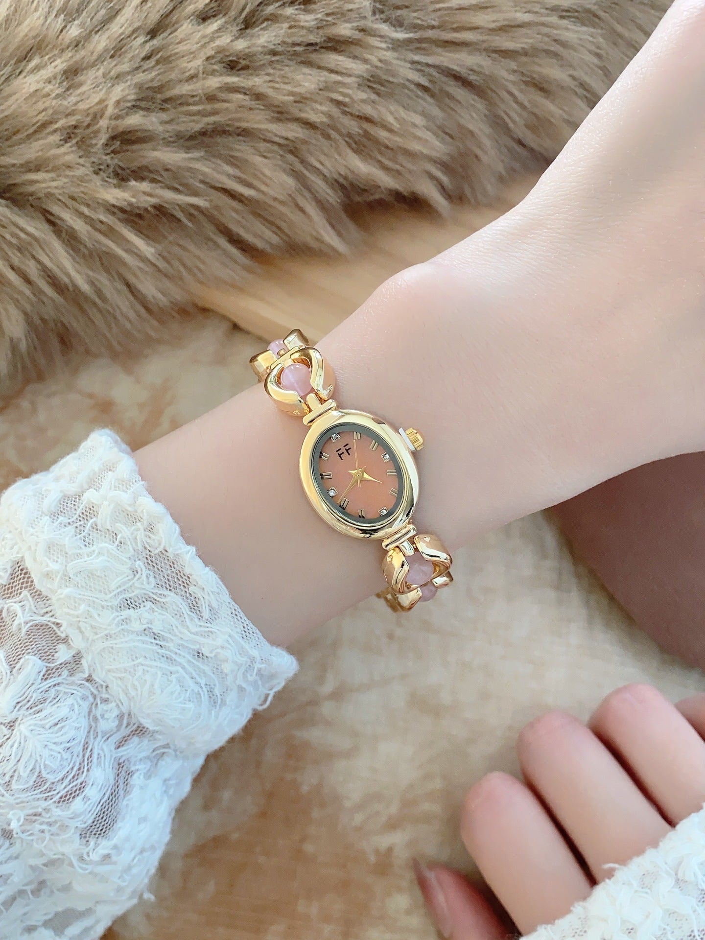 Women's Oval Dial Quartz Watch With Alloy Strap Featuring Ordinary Glass Mirror And Pointer Display