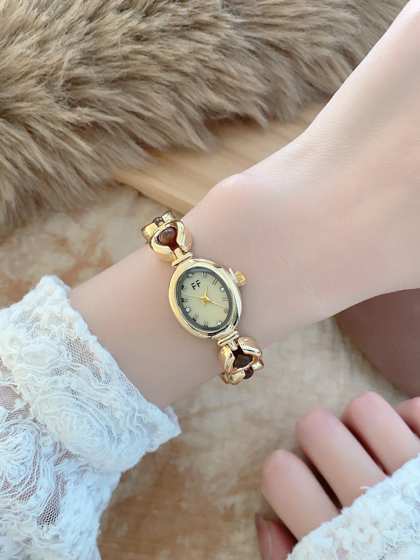 Women's Oval Dial Quartz Watch With Alloy Strap Featuring Ordinary Glass Mirror And Pointer Display