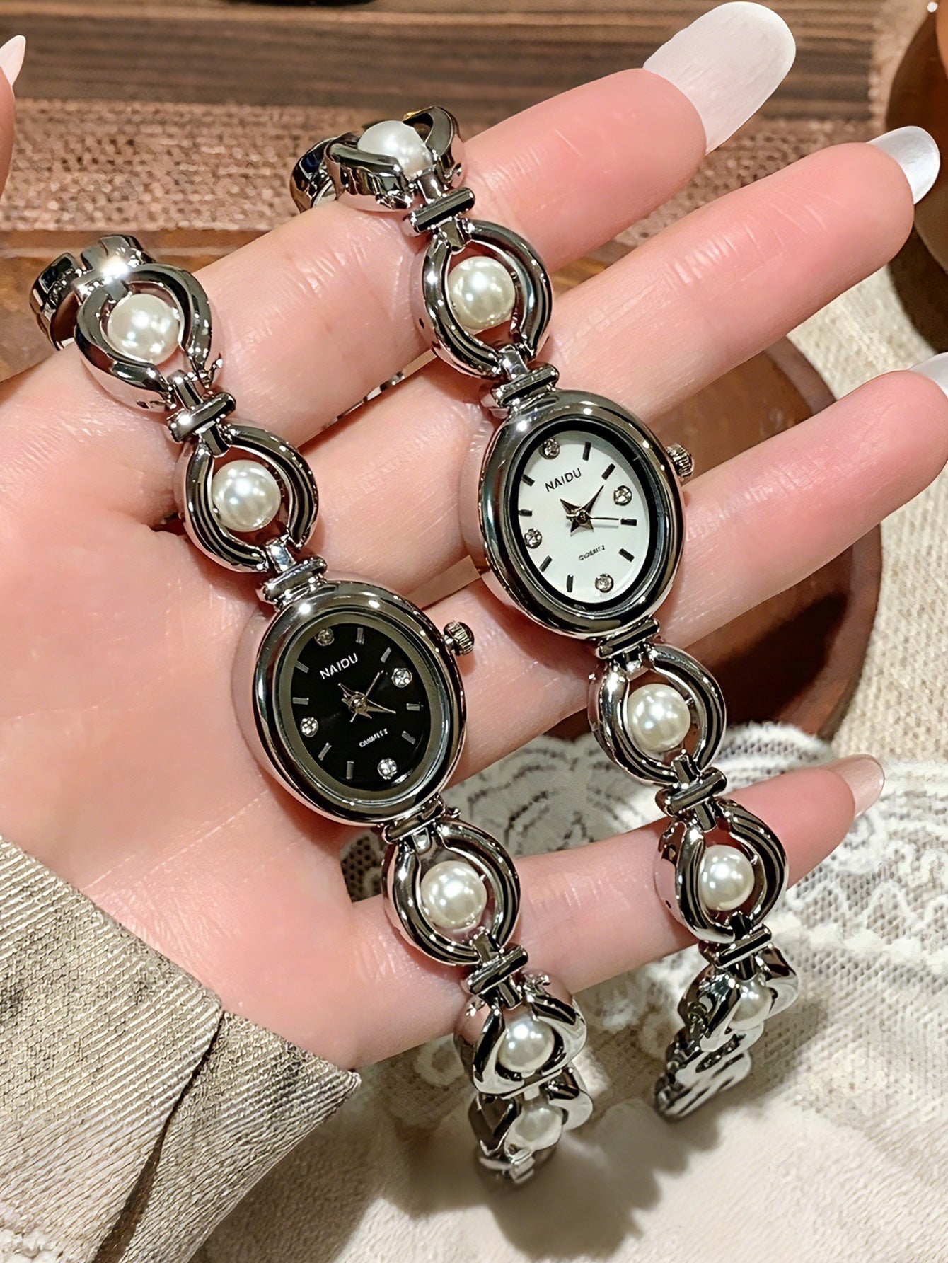 Women's Oval Quartz Watch With Alloy Strap And Jewelry Buckle Featuring Ordinary Glass Mirror