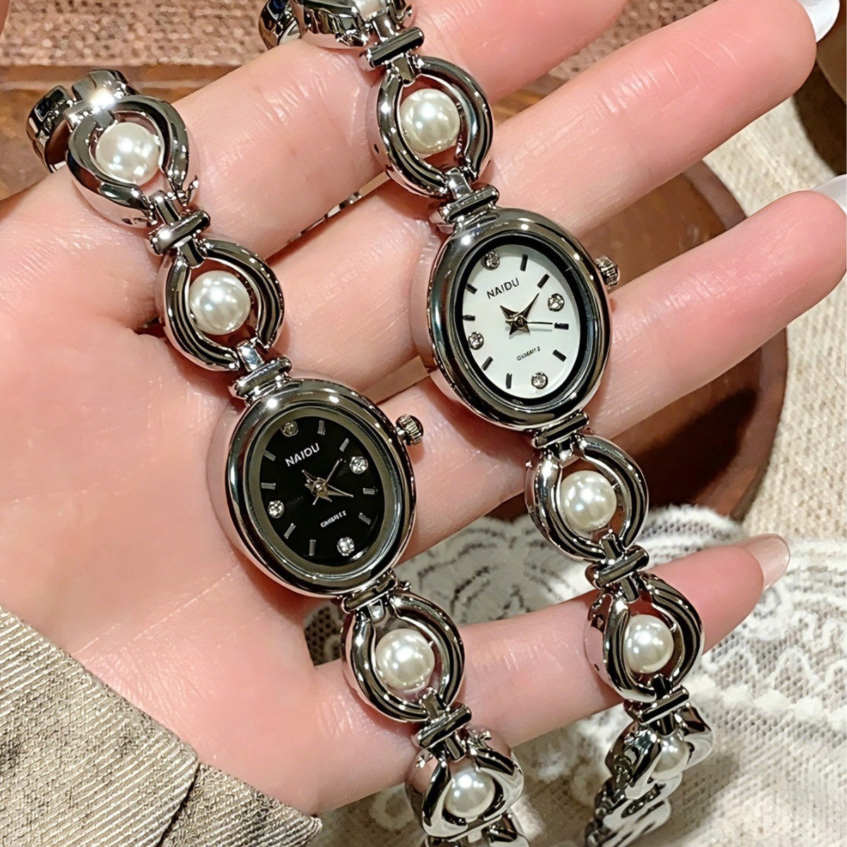 Women's Oval Quartz Watch With Alloy Strap And Jewelry Buckle Featuring Ordinary Glass Mirror