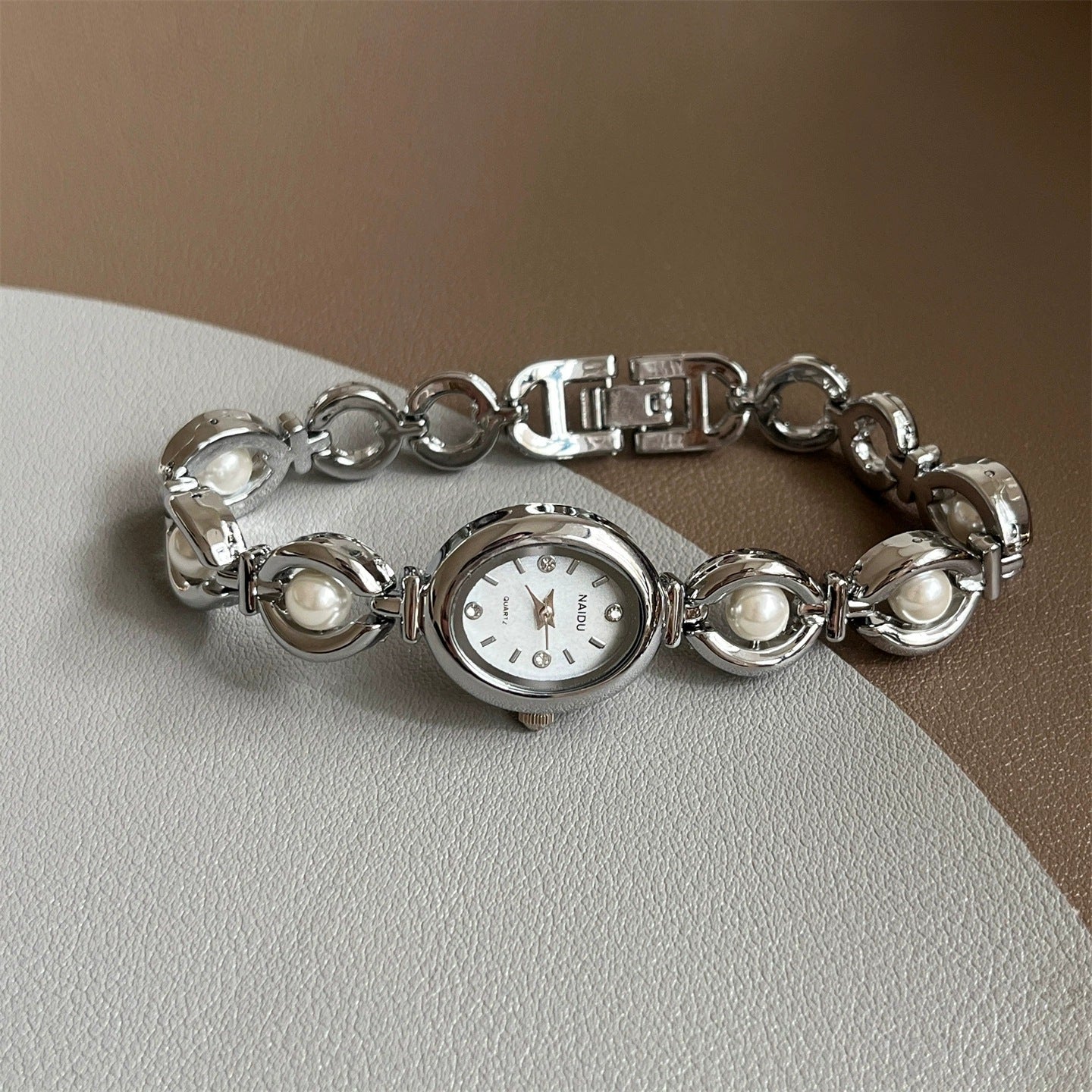 Women's Oval Quartz Watch With Alloy Strap And Jewelry Buckle Featuring Ordinary Glass Mirror