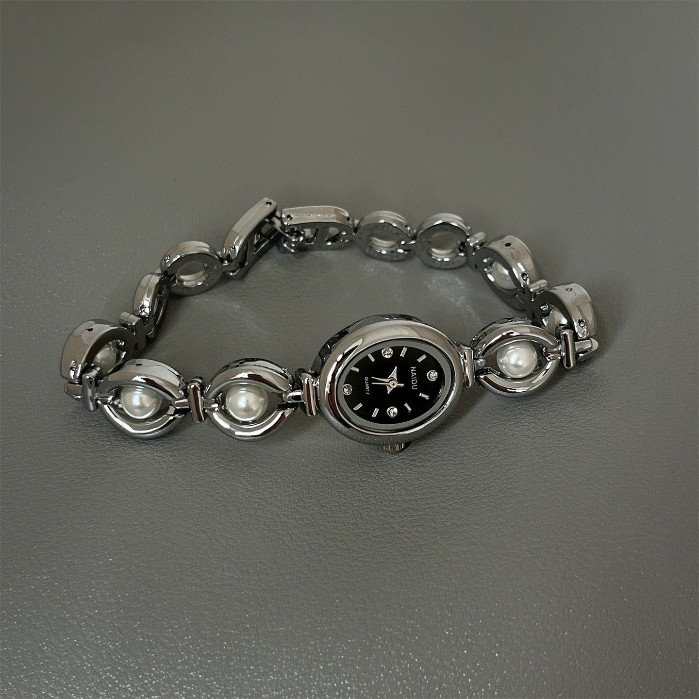 Women's Oval Quartz Watch With Alloy Strap And Jewelry Buckle Featuring Ordinary Glass Mirror