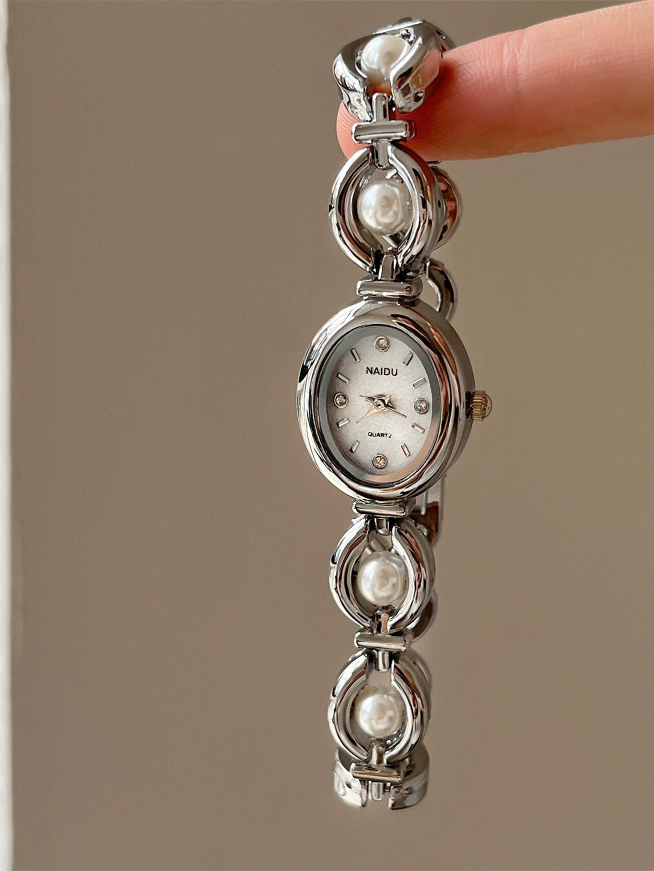 Women's Oval Quartz Watch With Alloy Strap And Jewelry Buckle Featuring Ordinary Glass Mirror