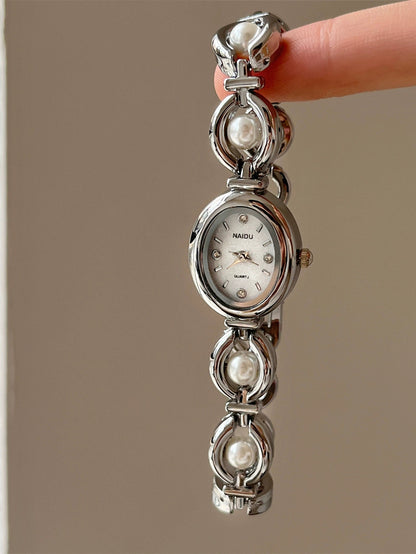 Women's Oval Quartz Watch With Alloy Strap And Jewelry Buckle Featuring Ordinary Glass Mirror