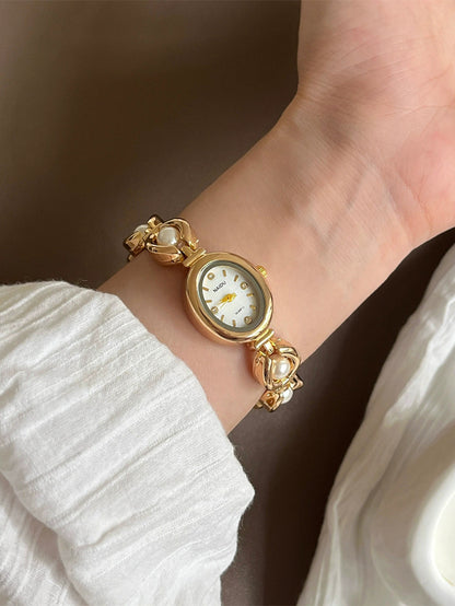 Women's Oval Quartz Watch With Alloy Strap And Jewelry Buckle Featuring Ordinary Glass Mirror