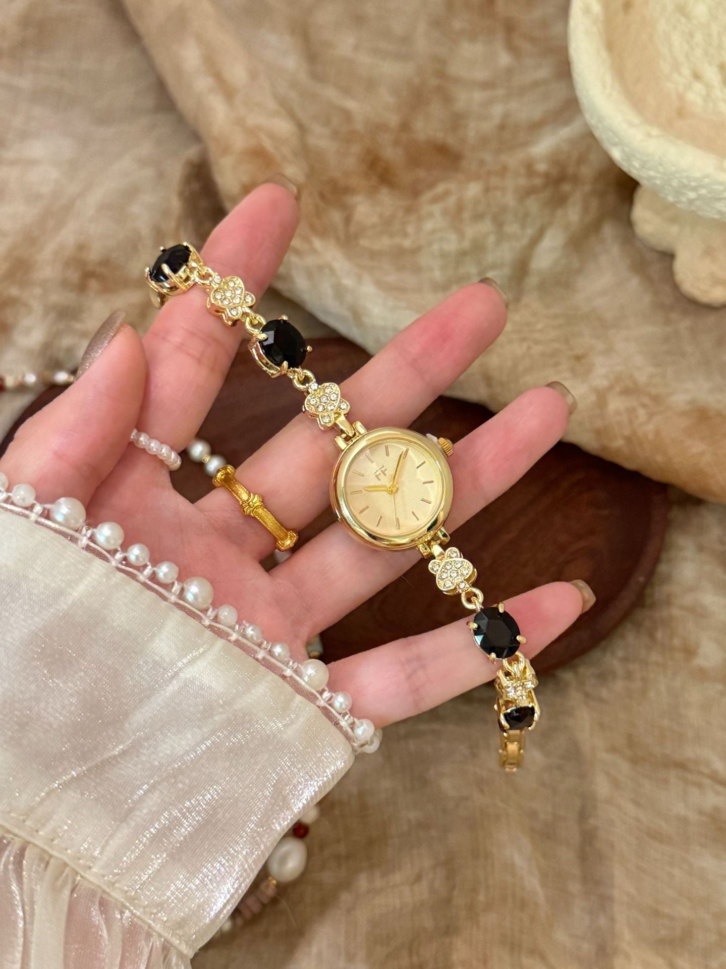 Women’s Quartz Watch With Alloy Strap, Round Dial Featuring Ordinary Glass Mirror And Pointer Display