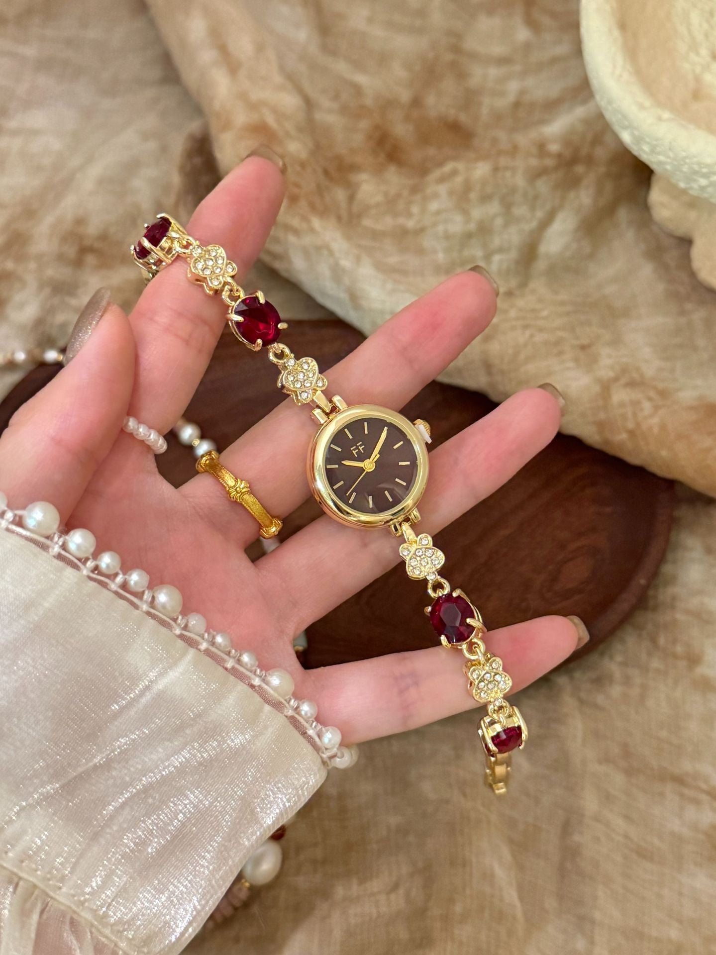 Women’s Quartz Watch With Alloy Strap, Round Dial Featuring Ordinary Glass Mirror And Pointer Display