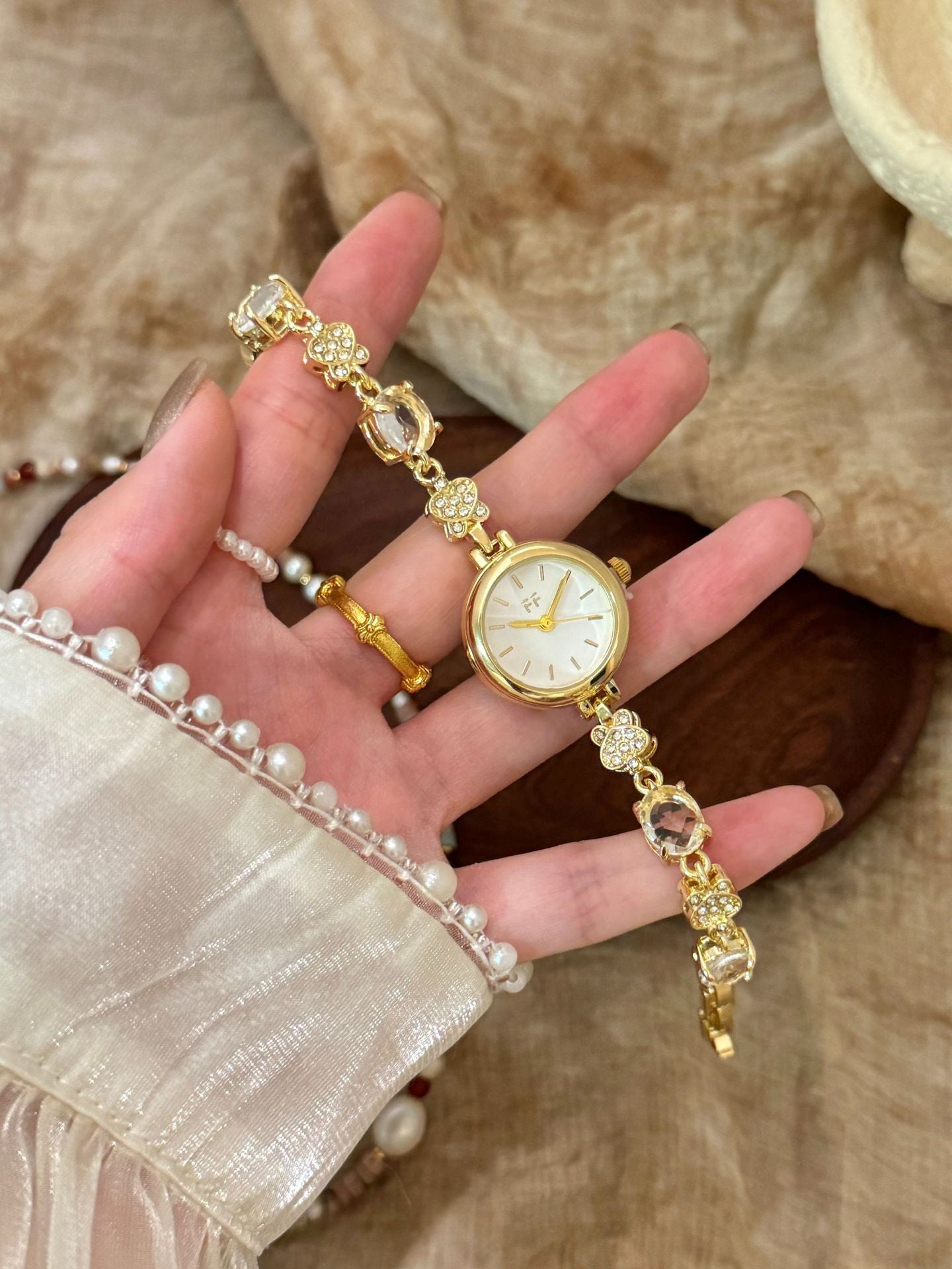 Women’s Quartz Watch With Alloy Strap, Round Dial Featuring Ordinary Glass Mirror And Pointer Display