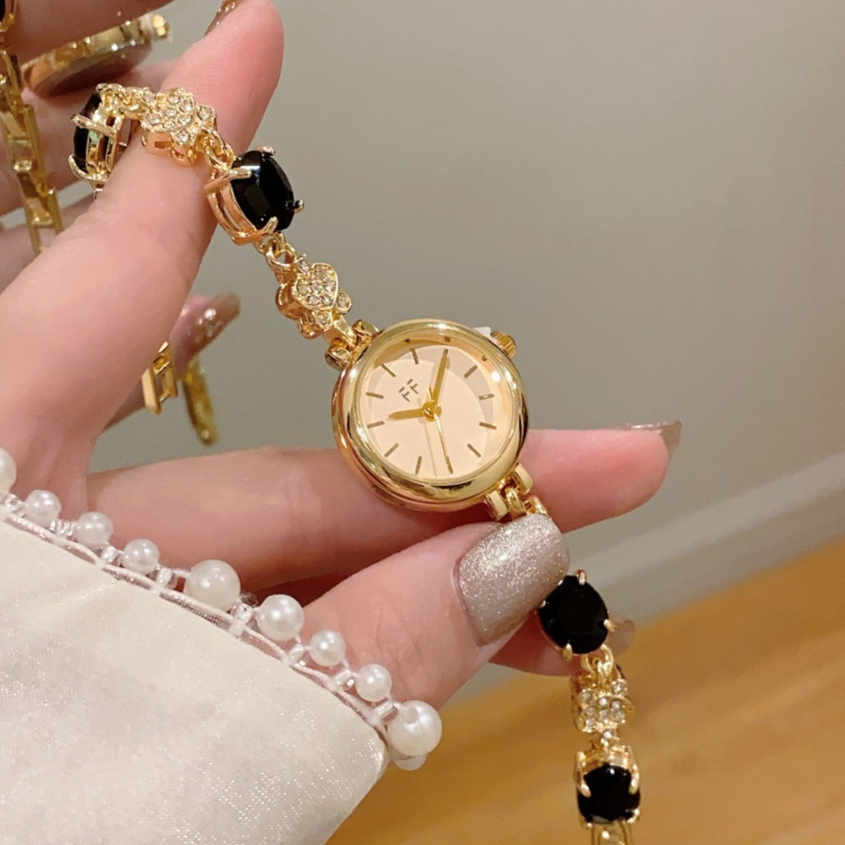 Women’s Quartz Watch With Alloy Strap, Round Dial Featuring Ordinary Glass Mirror And Pointer Display