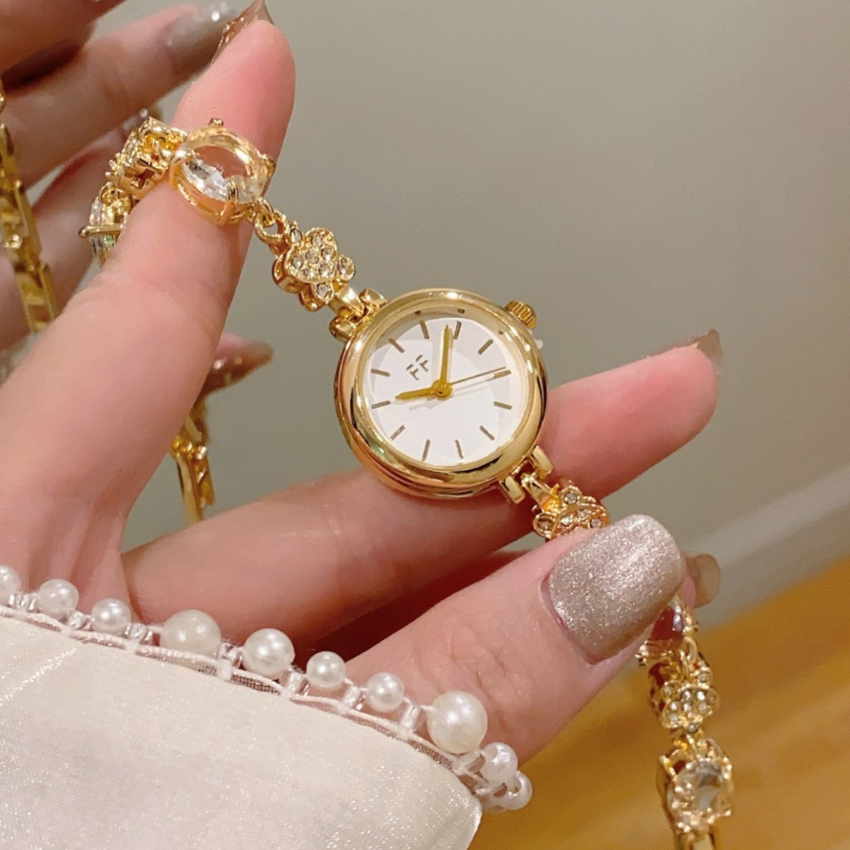Women’s Quartz Watch With Alloy Strap, Round Dial Featuring Ordinary Glass Mirror And Pointer Display