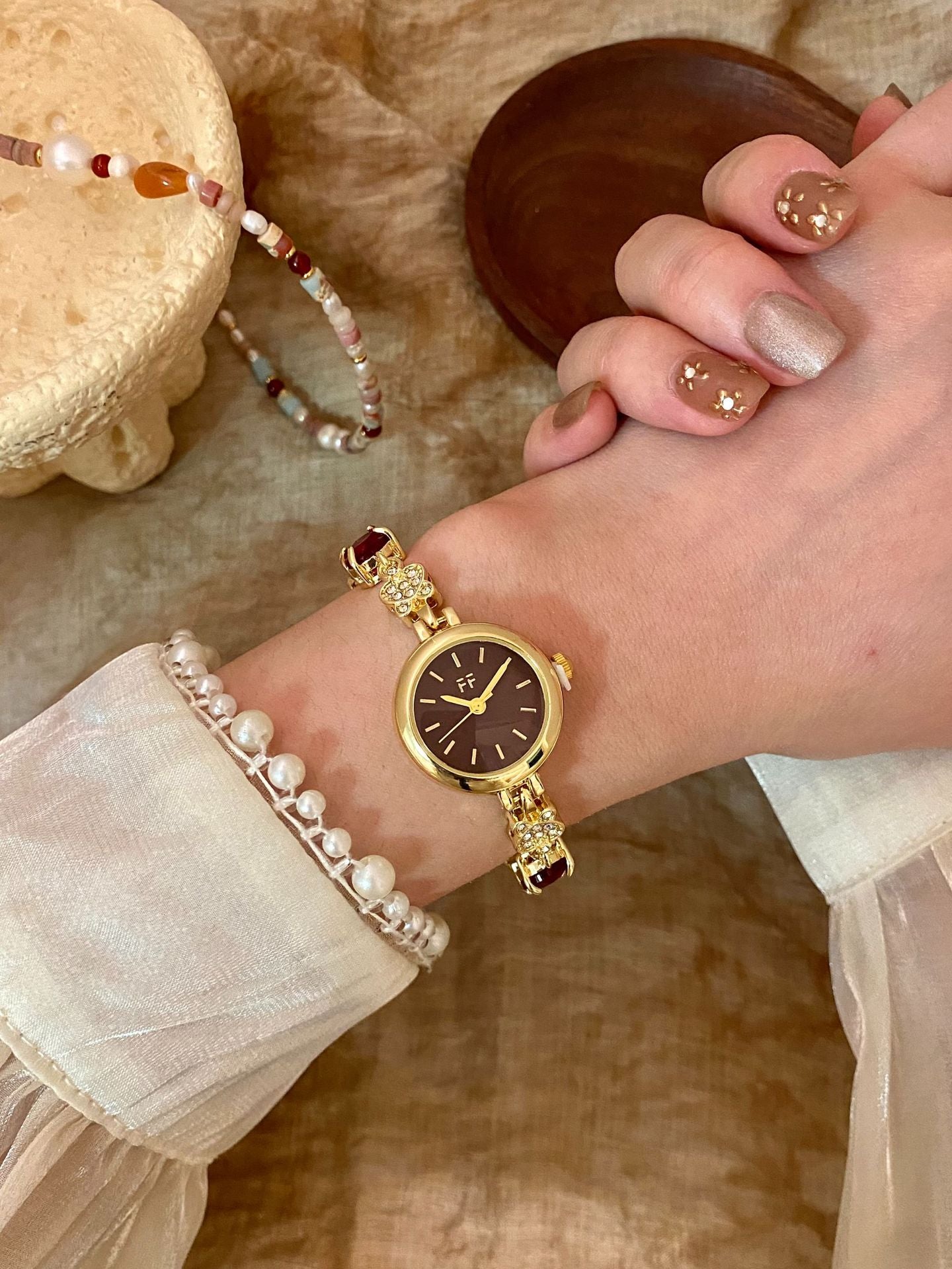 Women’s Quartz Watch With Alloy Strap, Round Dial Featuring Ordinary Glass Mirror And Pointer Display