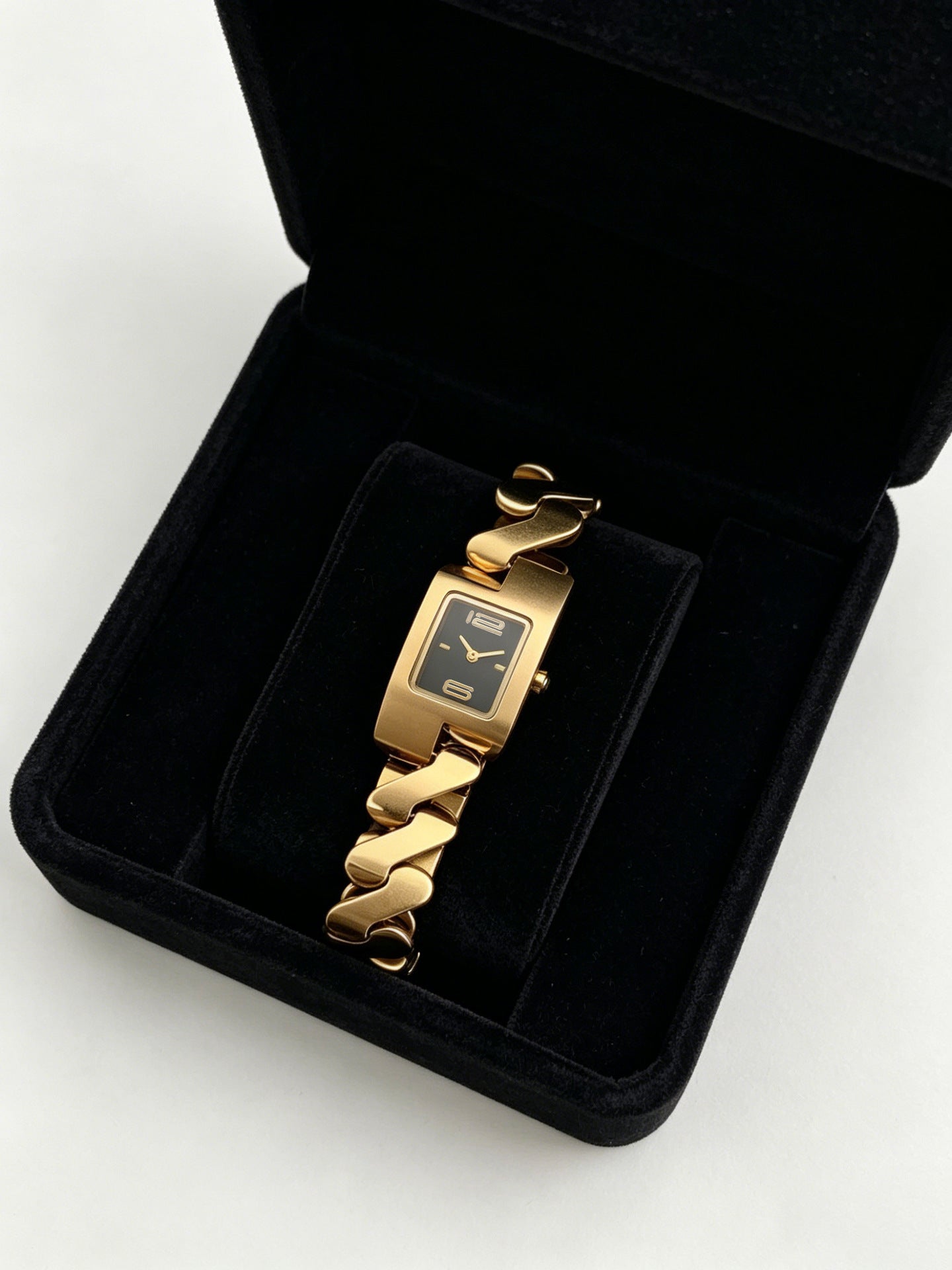 Women’s Quartz Watch With Square Dial, Stainless Steel Strap, Single Folding Buckle, And Ordinary Glass Mirror