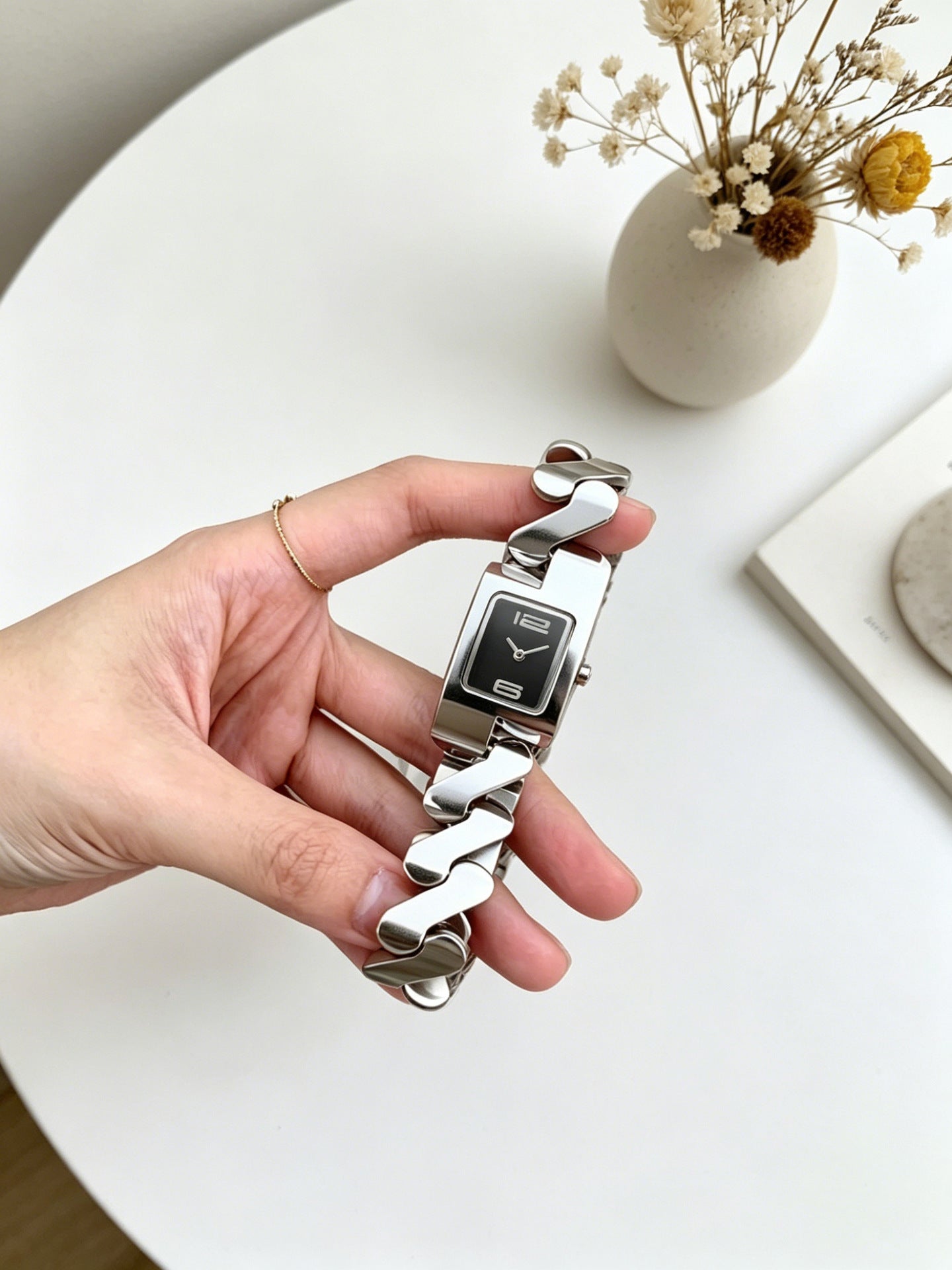 Women’s Quartz Watch With Square Dial, Stainless Steel Strap, Single Folding Buckle, And Ordinary Glass Mirror