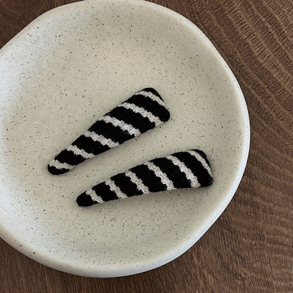 Stripe Hair Band For Women In Black & White, Made Of Wool Yarn, Perfect For Autumn