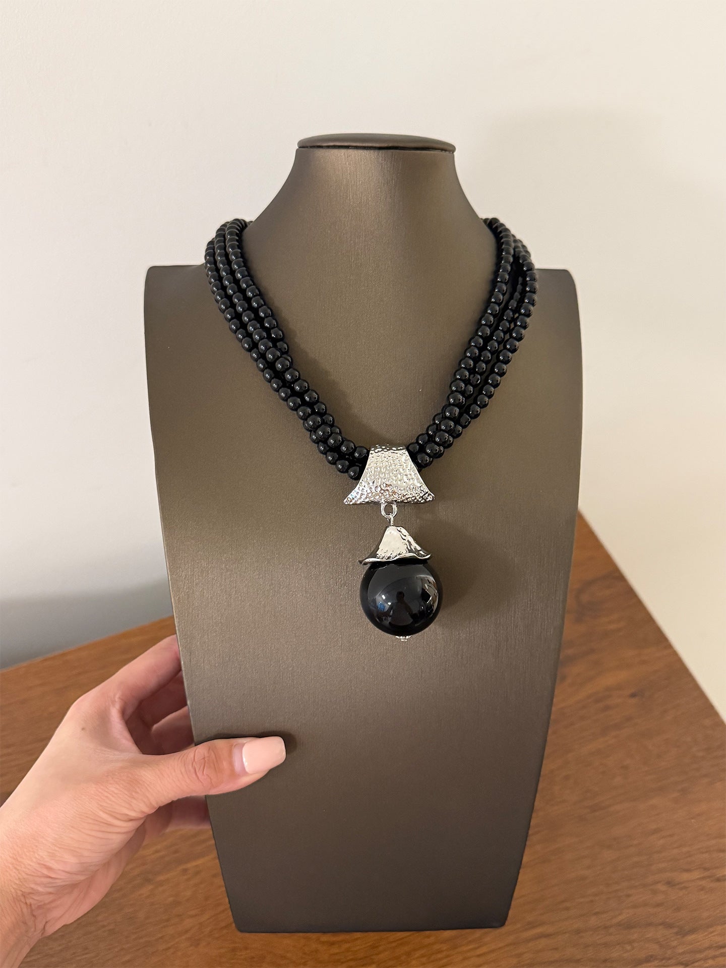 Dyed Black Pearl Pendant Necklace For Women Featuring Alloy Pendant Material