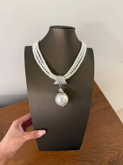 Dyed Black Pearl Pendant Necklace For Women Featuring Alloy Pendant Material