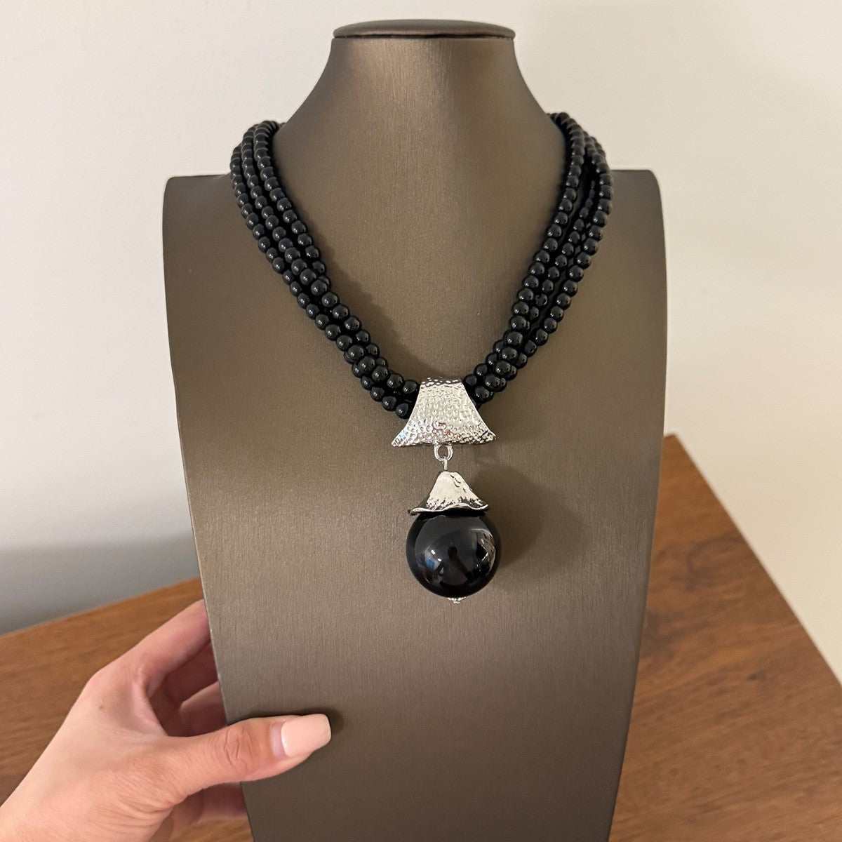 Dyed Black Pearl Pendant Necklace For Women Featuring Alloy Pendant Material