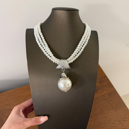 Dyed Black Pearl Pendant Necklace For Women Featuring Alloy Pendant Material