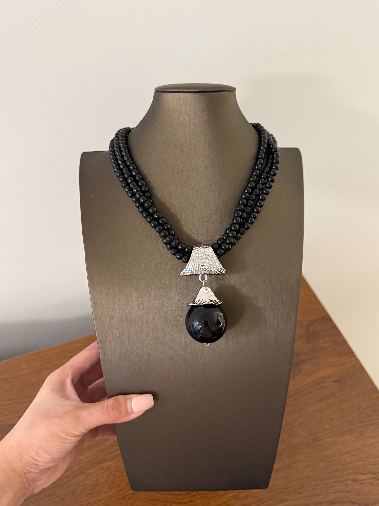 Dyed Black Pearl Pendant Necklace For Women Featuring Alloy Pendant Material