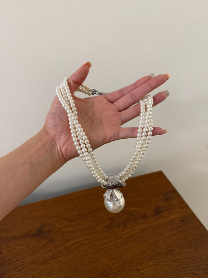 Dyed Black Pearl Pendant Necklace For Women Featuring Alloy Pendant Material