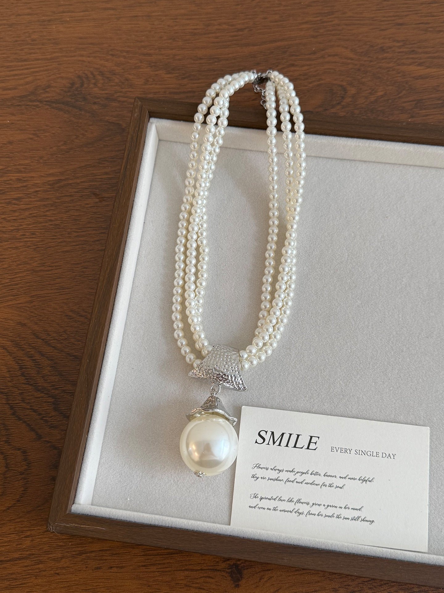 Dyed Black Pearl Pendant Necklace For Women Featuring Alloy Pendant Material