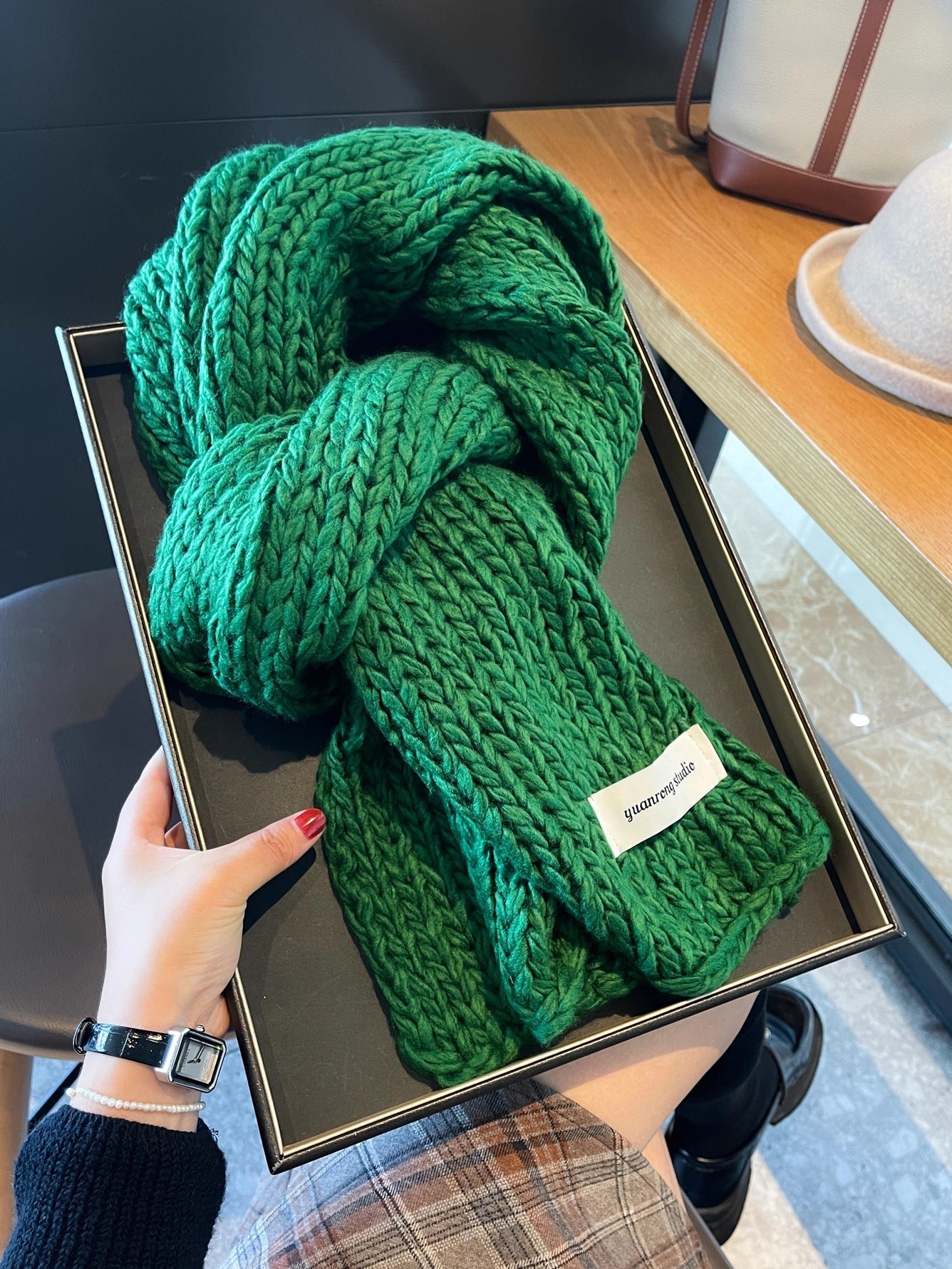 Solid Color Women’s Scarf In Green Made Of Soft Imitation Cashmere, Perfect For Autumn & Winter