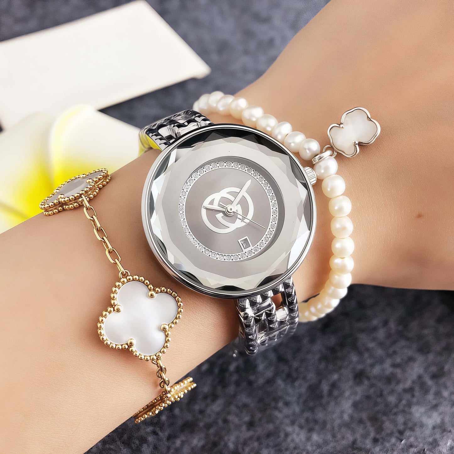 Women's Quartz Watch With Round Dial And Alloy Strap Featuring Double Side Snap Buckle And Ordinary Glass Mirror