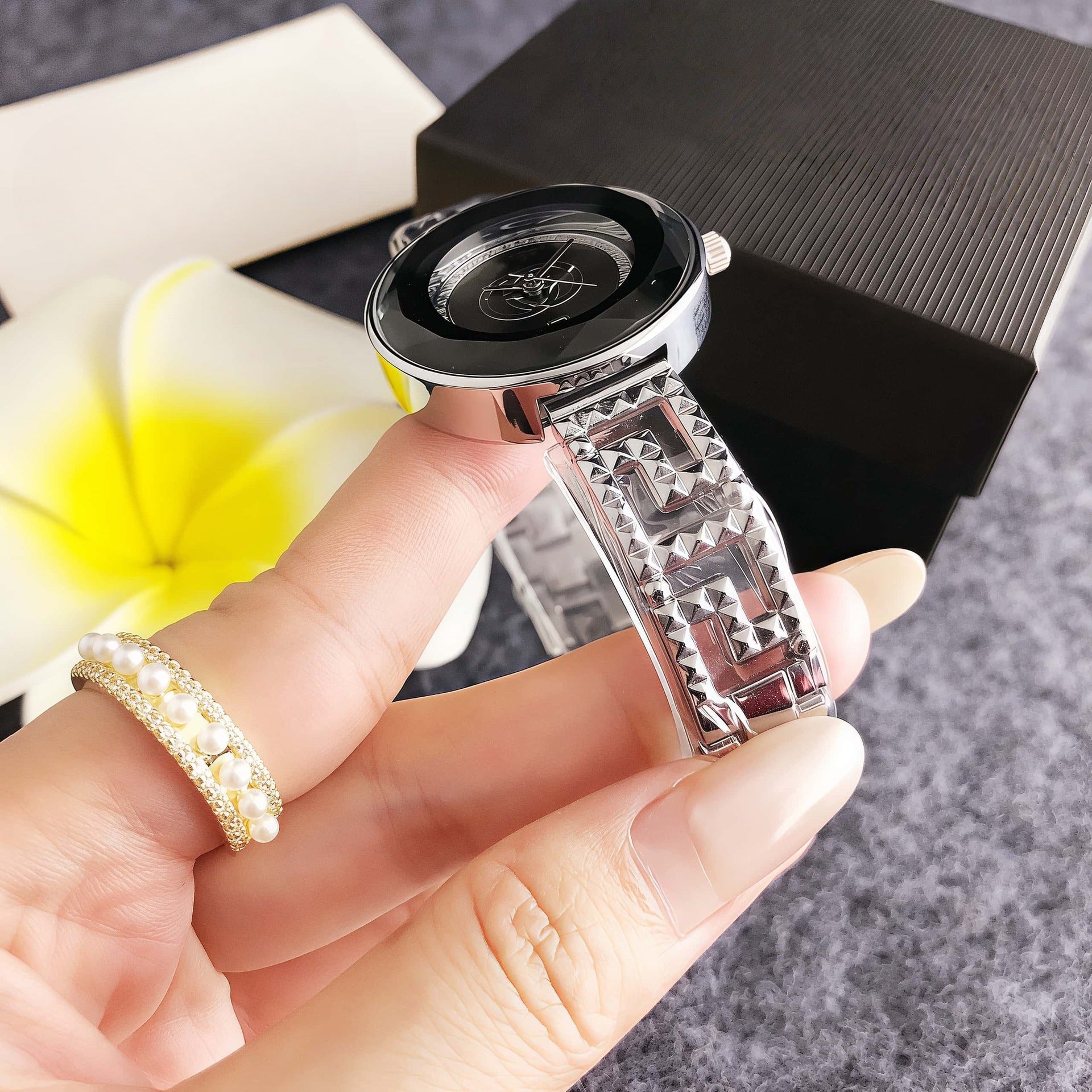 Women's Quartz Watch With Round Dial And Alloy Strap Featuring Double Side Snap Buckle And Ordinary Glass Mirror