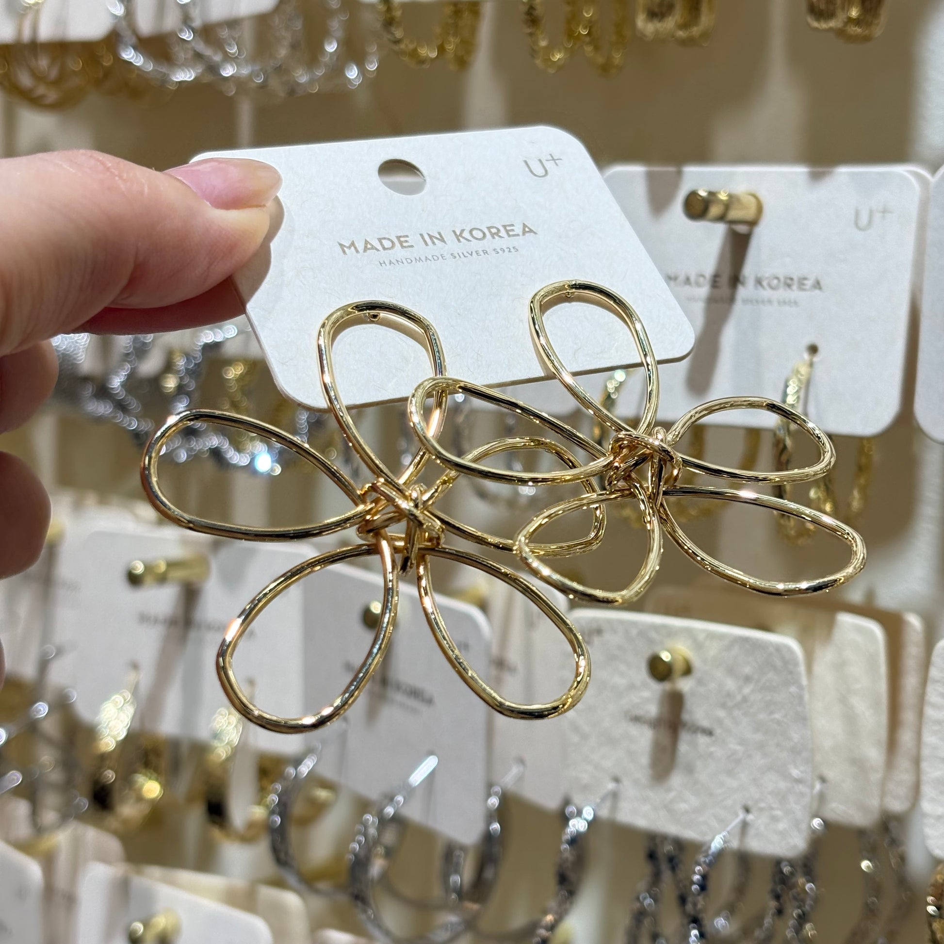 Simple Style Flowers Stud Earrings For Women In Golden Plated Alloy Featuring Electroplated Craft