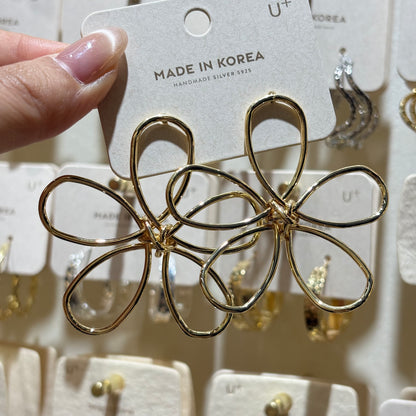 Simple Style Flowers Stud Earrings For Women In Golden Plated Alloy Featuring Electroplated Craft