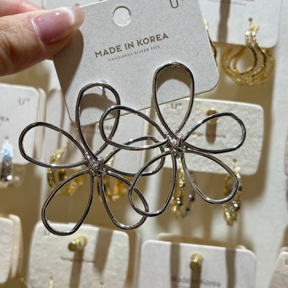 Simple Style Flowers Stud Earrings For Women In Golden Plated Alloy Featuring Electroplated Craft