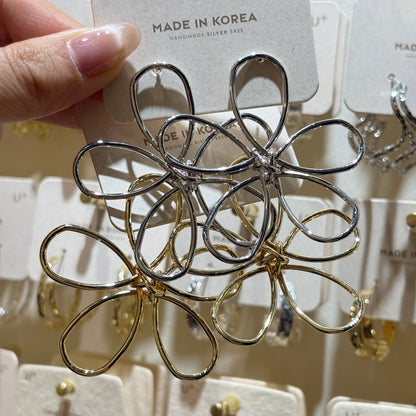 Simple Style Flowers Stud Earrings For Women In Golden Plated Alloy Featuring Electroplated Craft