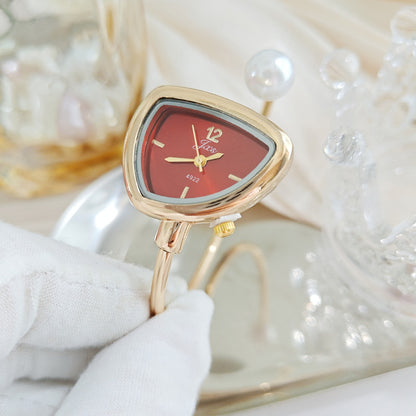 Women’s Quartz Watch With Irregular Shape Dial, Alloy Strap, Ordinary Glass Mirror, And Pointer Display
