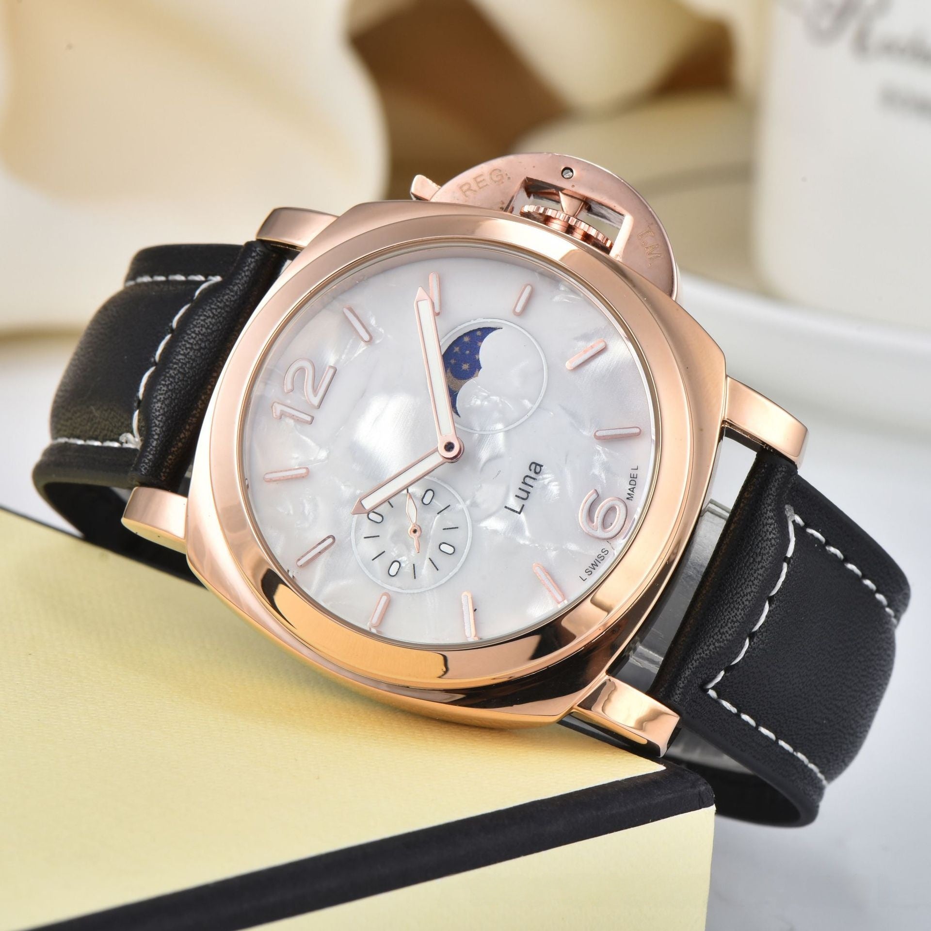 Men's Quartz Watch With Genuine Leather Strap And Pin Buckle Featuring Round Dial And Tempered Glass Mirror