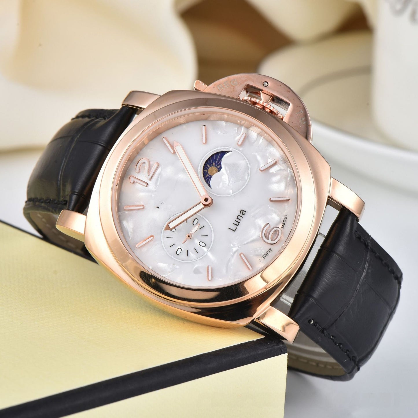 Men's Quartz Watch With Genuine Leather Strap And Pin Buckle Featuring Round Dial And Tempered Glass Mirror