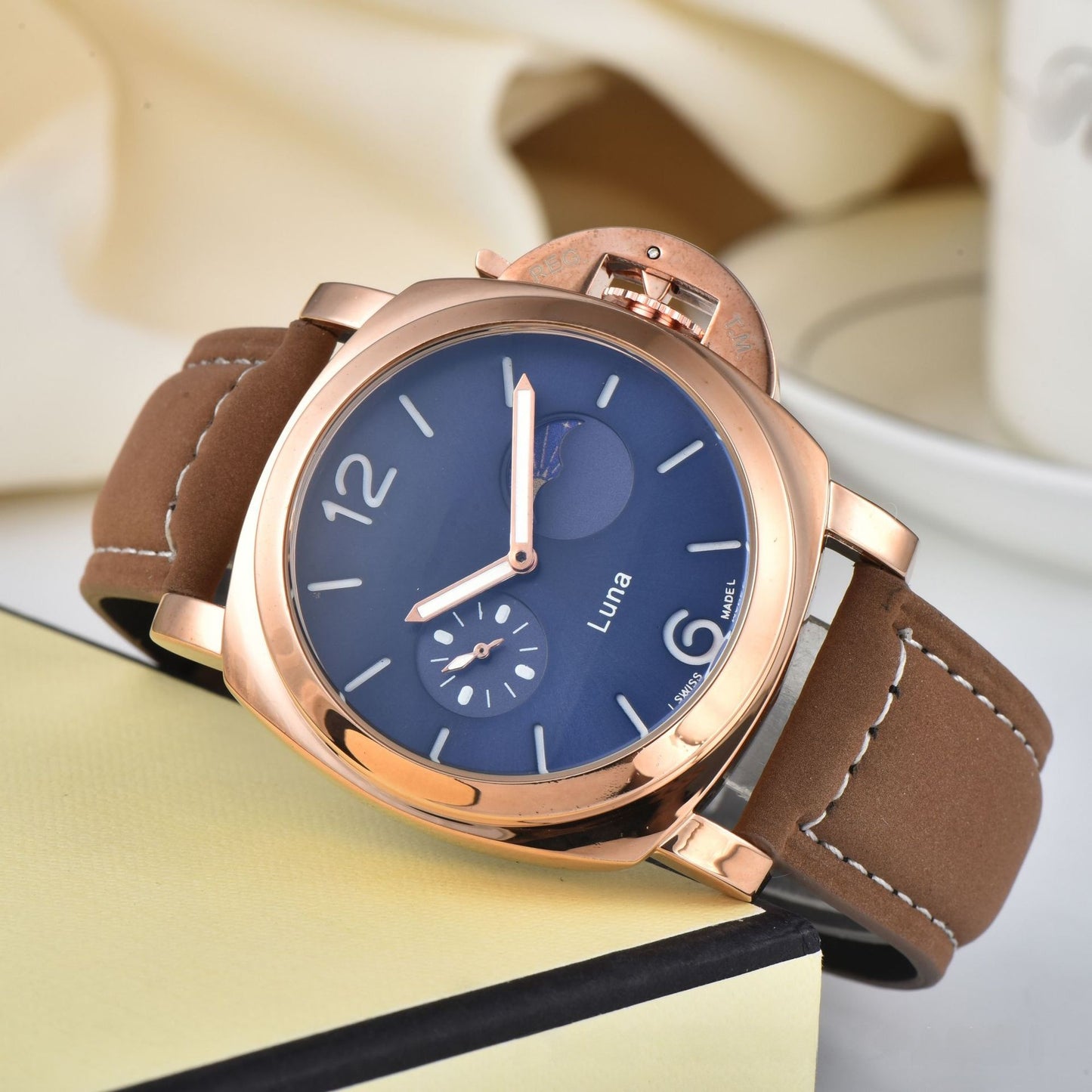 Men's Quartz Watch With Genuine Leather Strap And Pin Buckle Featuring Round Dial And Tempered Glass Mirror
