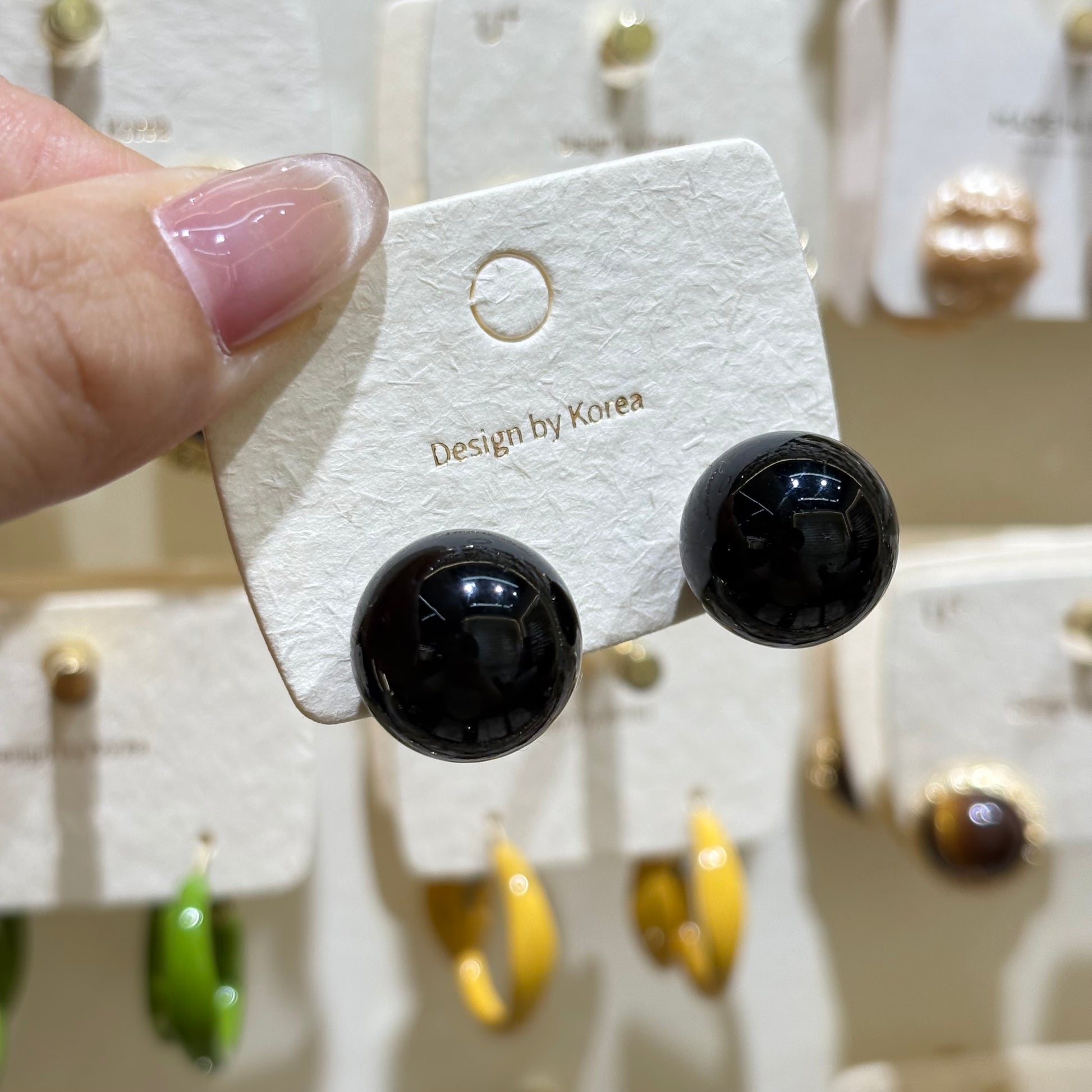 Round Inlay Resin Stud Earrings For Women In Dyed Black, Simple Style Featuring Resin Material