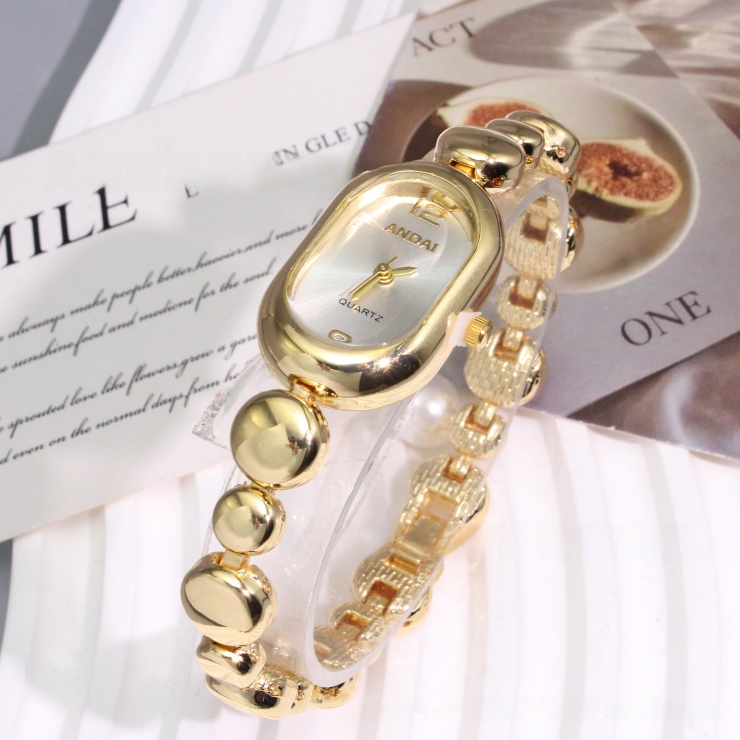 Women's Oval Quartz Watch With Alloy Strap And Jewelry Buckle Featuring Plexiglass Mirror Material